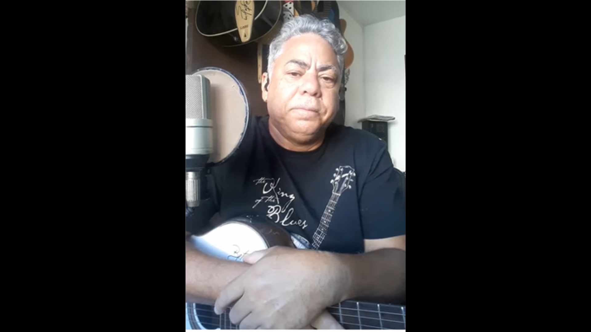 Beto Lima canta de sua autoria, (Um dia de chuva me trouxe você).